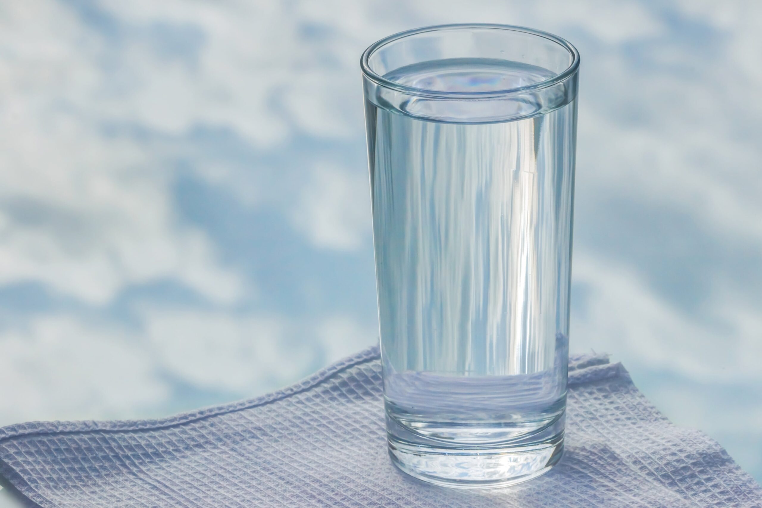 就寝前に水かぬるま湯で飲むイメージ。水の入ったコップ